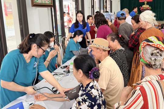 Khám bệnh, phát thuốc miễn phí cho đối tượng chính sách, khó khăn ở đặc khu Cát Hải