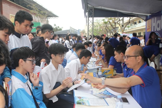 Gần 12.000 học sinh dự ngày hội tư vấn tuyển sinh tại Hải Phòng