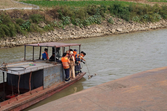 Khẩn trương tìm kiếm nạn nhân trong vụ chìm tàu hút cát trên sông Hồng