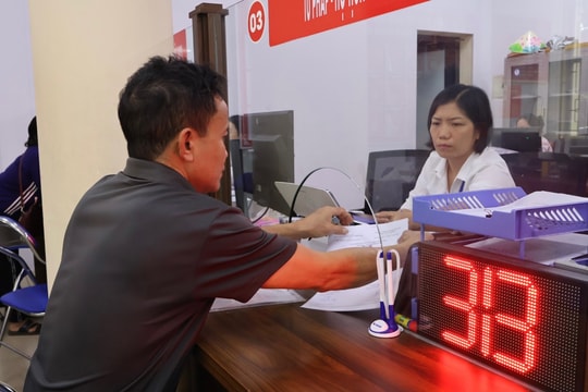 Dừng chuyển giao thẩm quyền chứng thực - điều chỉnh chính sách vì dân