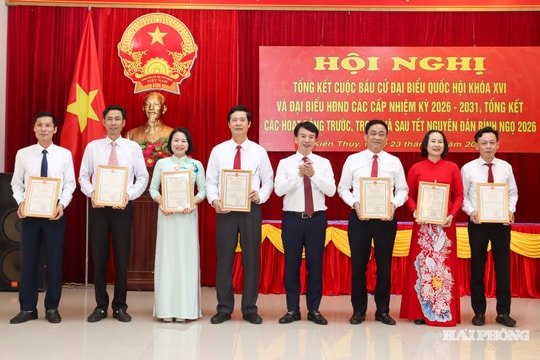 Đồng chí Nguyễn Đức Tuấn dự tổng kết công tác bầu cử ở xã Kiến Thụy