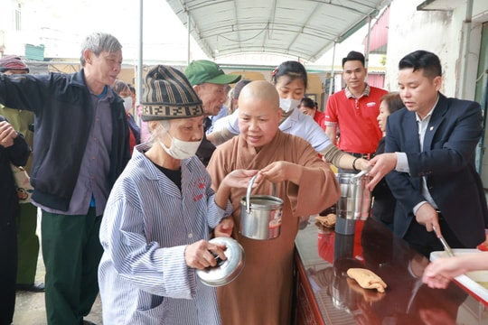Ấm lòng nồi cháo '0 đồng' từ chùa Phúc Diên