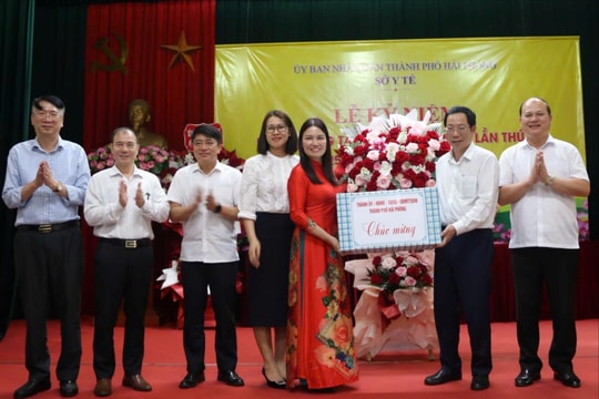 Phó Chủ tịch UBND thành phố Vũ Tiến Phụng chúc mừng Trung tâm Nuôi dưỡng bảo trợ xã hội Hải Dương