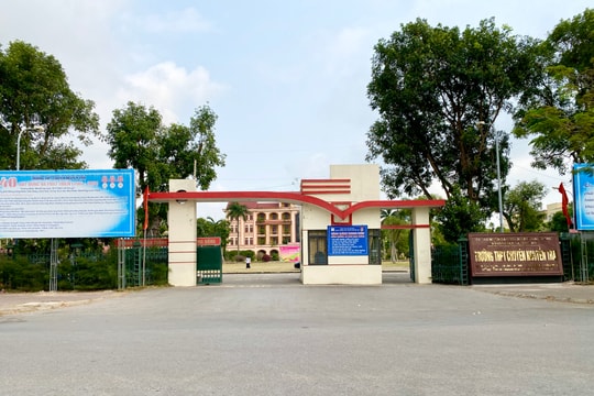 2 trường THPT chuyên giành nhiều giải thi học sinh giỏi các môn khoa học tự nhiên bằng tiếng Anh cấp thành phố