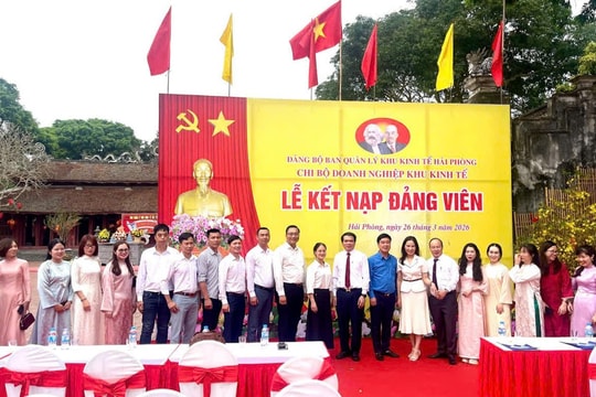 Chi bộ Doanh nghiệp Khu kinh tế Hải Phòng kết nạp 18 đảng viên mới
