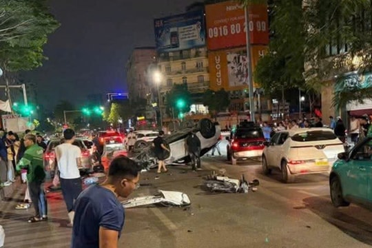 Tài xế buồn ngủ gây tai nạn liên hoàn nghiêm trọng tại Hà Nội