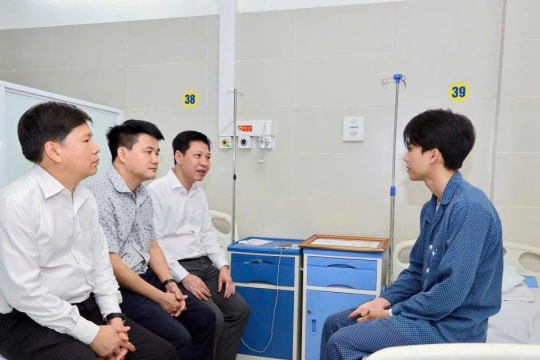 Tặng Bằng khen cho sinh viên dũng cảm cứu người trong đám cháy