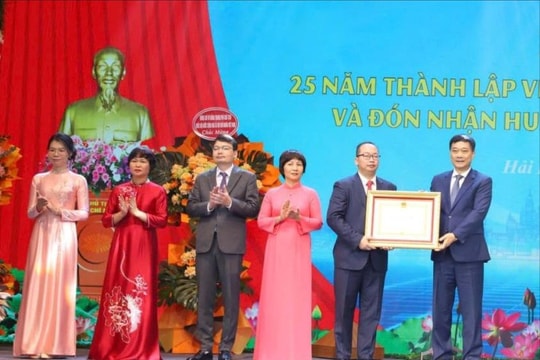 Viện Y học biển Việt Nam đón nhận Huân chương Lao động hạng Nhất