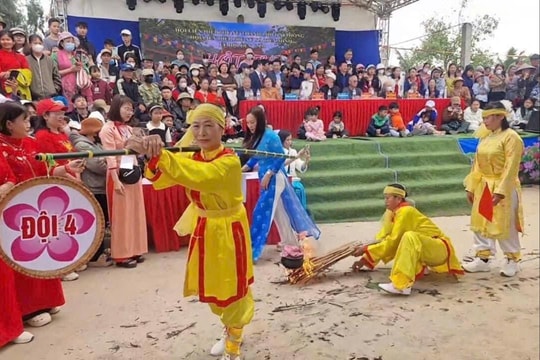 Độc đáo hội thi rước lửa thổi cơm
