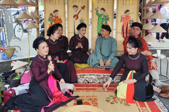 'Đánh thức' ký ức chợ quê qua nghệ thuật truyền thống