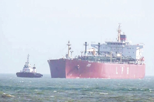 Tàu thuyền trở lại eo biển Hormuz sau thỏa thuận ngừng bắn Mỹ - Iran