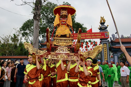 Độc đáo tục 'rước giao chạ' tại Lễ hội đình Đồng Tái