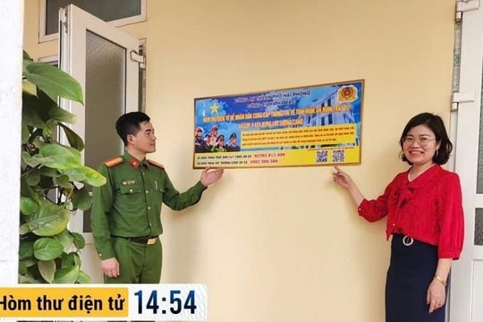 Công an xã Hà Bắc đưa 'hòm thư số' đến gần dân