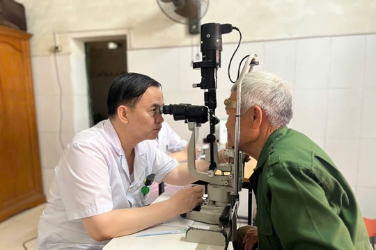 Khám mắt miễn phí cho hơn 1.300 lượt người dân xã Việt Khê