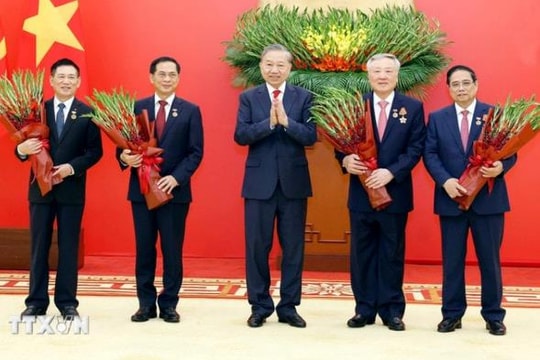 Trao Huân chương Quân công tặng các đồng chí lãnh đạo, nguyên lãnh đạo