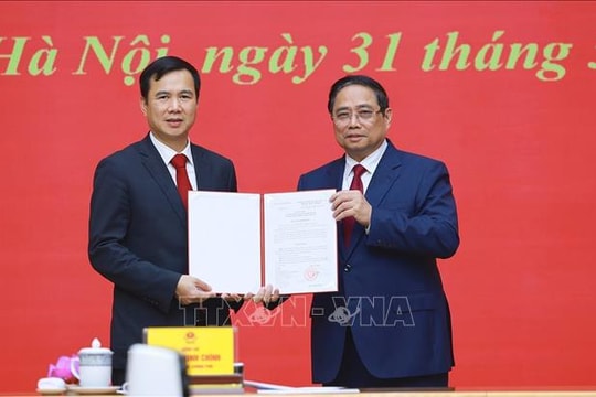 Thủ tướng Phạm Minh Chính trao Quyết định bổ nhiệm Giám đốc Đại học Quốc gia Hà Nội