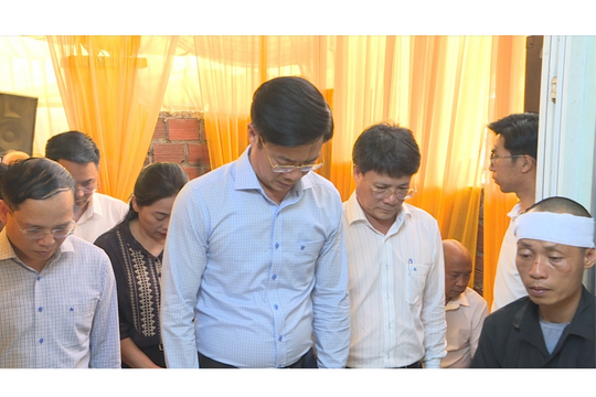 Phó Bí thư Thành ủy Phạm Văn Lập thăm hỏi, động viên gia đình ngư dân ở phường Nam Triệu gặp nạn trên biển