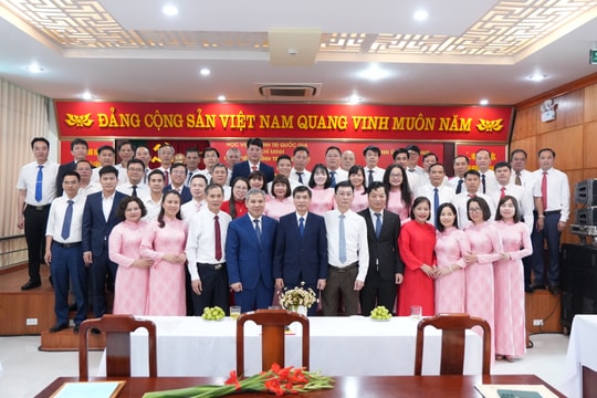 52 học viên lớp cao cấp lý luận chính trị nhận bằng tốt nghiệp