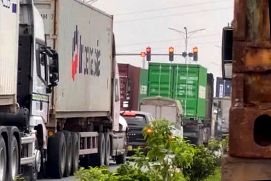 Đèn tín hiệu giao thông chập chờn trên đường Nguyễn Trường Tộ