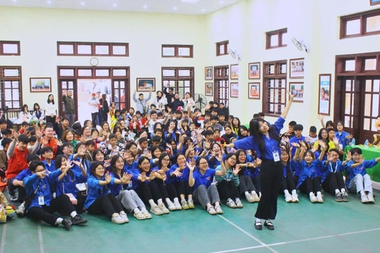 'Hoa Phượng Đỏ' lan tỏa yêu thương