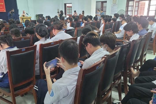 Nỗi lo trẻ em ham thiết bị điện tử