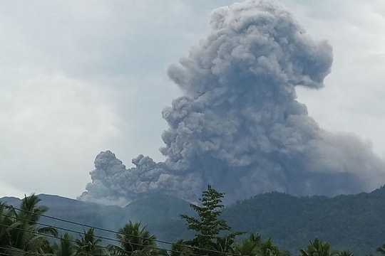 Indonesia phát cảnh báo an toàn khi hai núi lửa đồng loạt phun trào