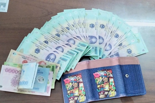 2 học sinh Trường THPT Nam Triệu trả lại chiếc ví có số tiền lớn