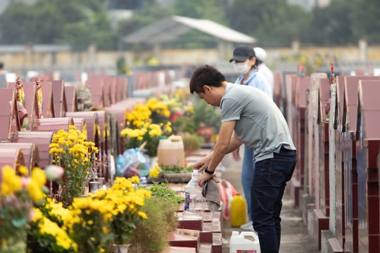 Thành kính hướng về tổ tiên ngày Tết Thanh minh
