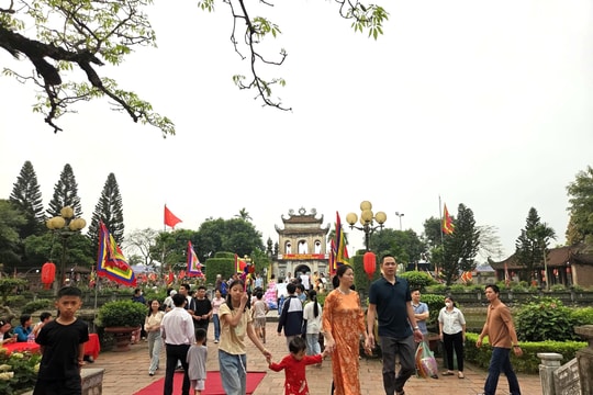 Lượng khách đến Lễ hội Văn miếu Mao Điền năm 2026 tăng mạnh