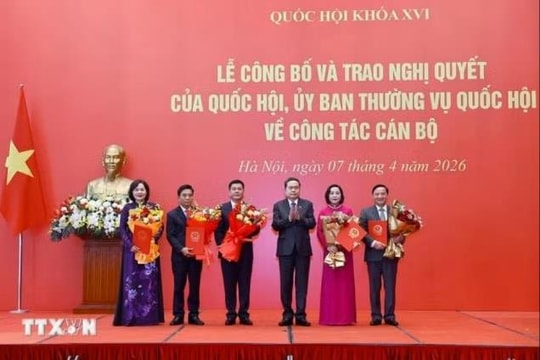 Trao Nghị quyết của Quốc hội, Ủy ban Thường vụ Quốc hội về công tác cán bộ