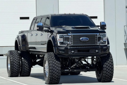 Cận cảnh 'quái thú' bán tải 11 chỗ ngồi của Ford