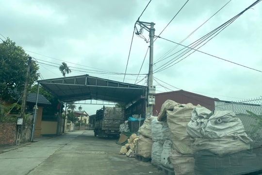 Cơ sở thu mua phế liệu lấn chiếm lối đi của người dân
