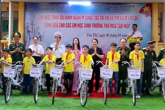 Hội Hỗ trợ gia đình liệt sĩ Hải Phòng tặng quà học sinh khó khăn tại Bắc Ninh