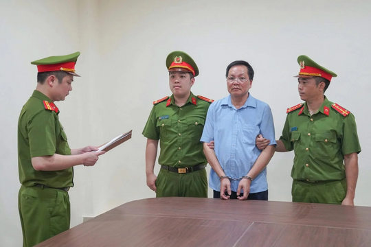 Bắt 4 cán bộ chiếm đoạt tiền trợ cấp của người tâm thần và học sinh