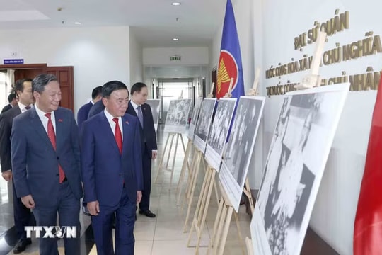 Thường trực Ban Bí thư gặp gỡ cán bộ Đại sứ quán và cộng đồng người Việt tại Lào