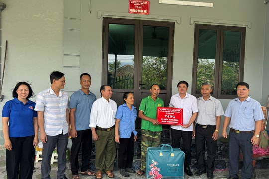 Xã Kim Thành bàn giao 3 nhà 'Đại đoàn kết' cho hộ nghèo, cận nghèo