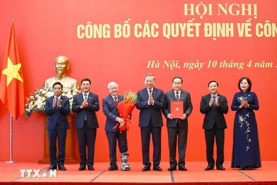 Tổng Bí thư, Chủ tịch nước Tô Lâm trao Quyết định của Bộ Chính trị chỉ định tham gia Đảng ủy Quốc hội nhiệm kỳ 2025 - 2030