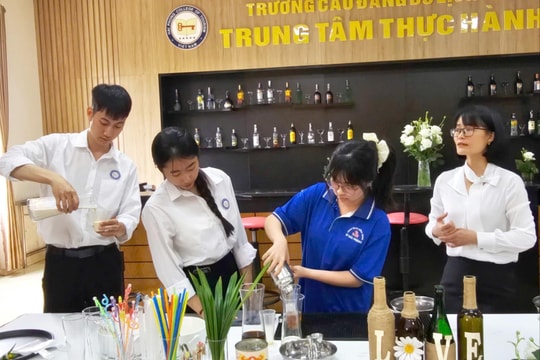Định hướng nghề nghiệp sớm để tránh 'sai một ly, phí cả chặng'