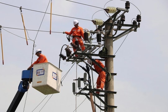 EVN urges power savings during peak hours