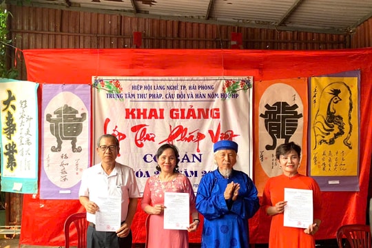 Lan tỏa "chữ thánh hiền" qua lớp học thư pháp Việt tại đình Dư Hàng