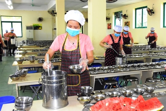 Tập trung kiểm tra bếp ăn tập thể và thức ăn đường phố