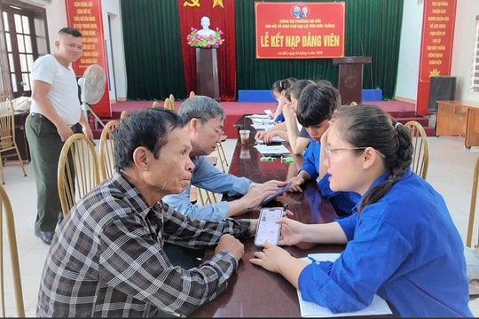 Đoàn Thanh niên phường An Hải ra quân hỗ trợ người dân cài đặt tiện ích trên VNeID