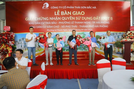 Bàn giao 'sổ đỏ' ở hai khu dân cư Trái Bầu và Đầm Chợ