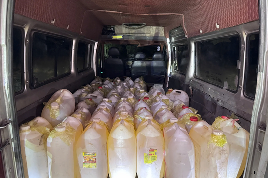 Phát hiện vận chuyển trái phép 1.500 lít xăng qua biên giới