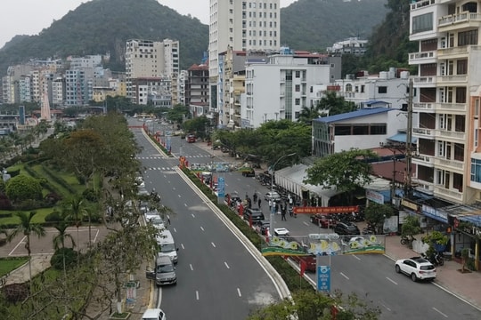 Installing more traffic signs at several points in Cat Ba