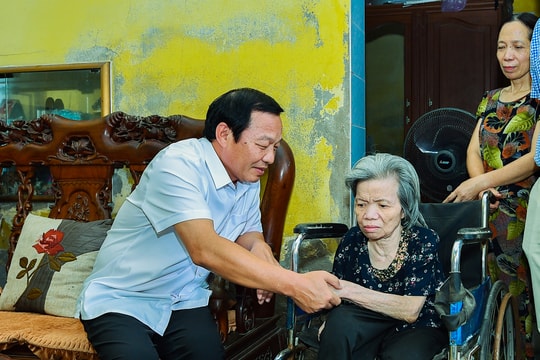 Đồng chí Lê Văn Hiệu thăm, tặng quà người khuyết tật hoàn cảnh khó khăn