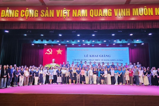 Bồi dưỡng nhận thức về Đảng cho 244 đoàn viên công đoàn khu công nghiệp
