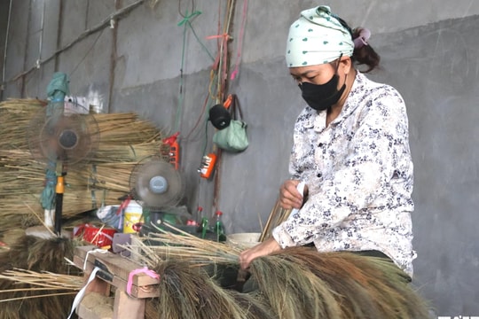 Trăn trở làng nghề chổi chít Lý Đỏ