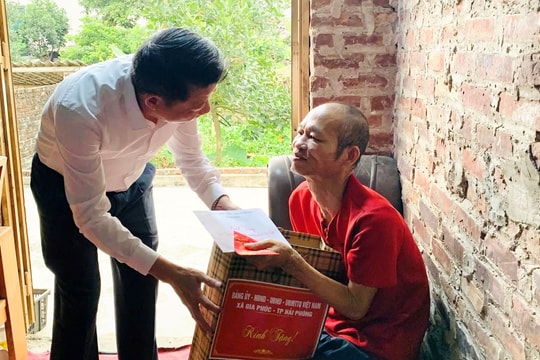 Xã Gia Phúc tặng quà 58 người khuyết tật nặng