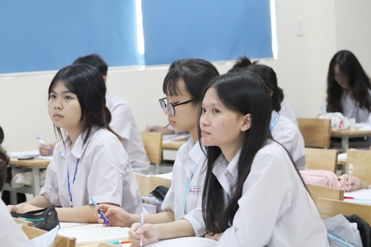 Hiệu trưởng ký bằng tốt nghiệp THPT